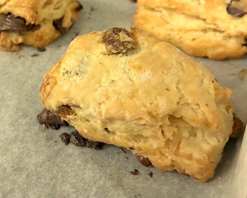 チョコチップがたっぷり入った焼きたてのスコーン